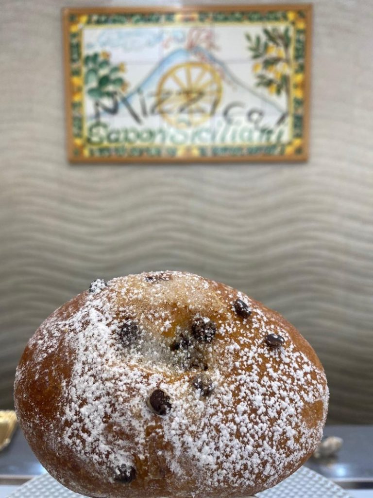 Maritozzo piccolo uvetta:gocce di cioccolato