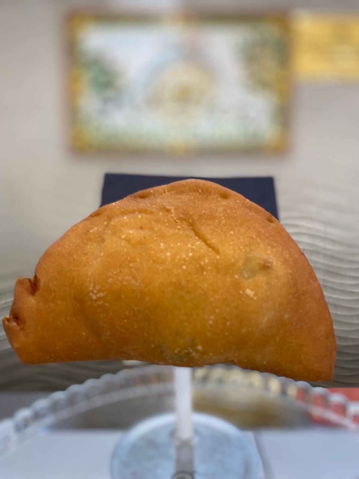 Siciliana fritta (tuma, acciughe e olive nere)